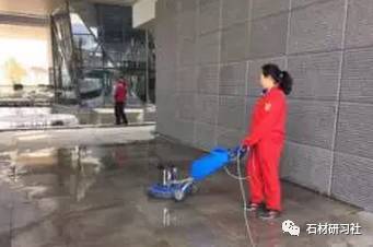 從地面到餐桌 家政服務(wù)如何借鑒專業(yè)廣場(chǎng)清洗方案打造極致清潔體驗(yàn)